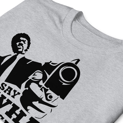 detalle de camiseta say what again pulp fiction gris