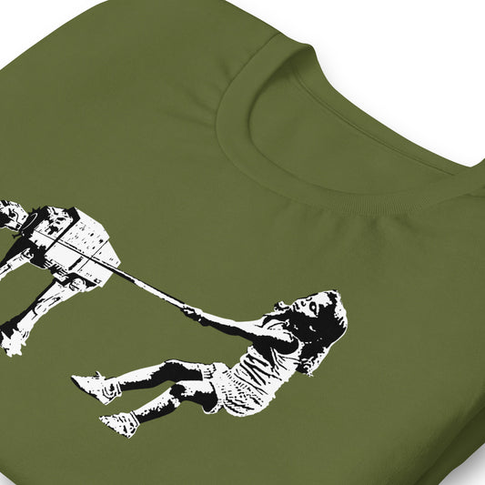 Detalle de camiseta verde oliva Shat-At de Eelus estilo street art Banksy