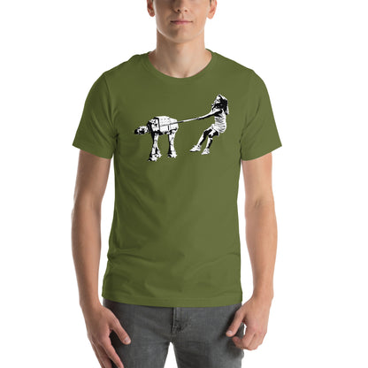 Hombre con camiseta verde oliva Shat-At de Eelus estilo street art Banksy
