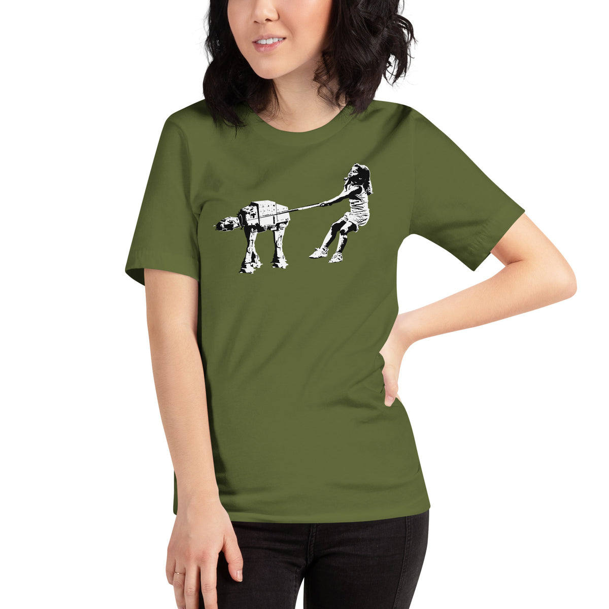 Mujer con camiseta verde oliva Shat-At de Eelus estilo street art Banksy