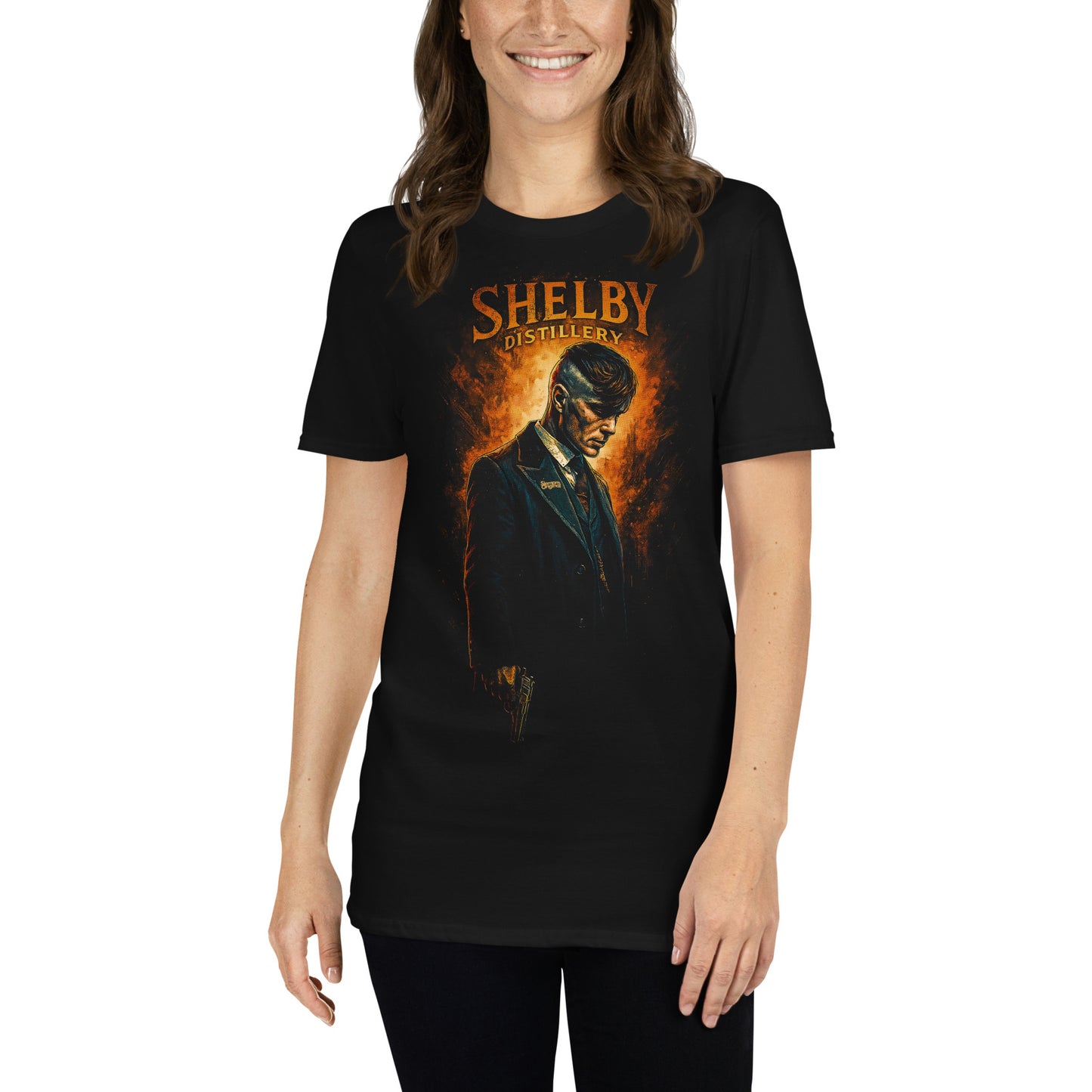 mujer con camiseta peaky blinders shelby distillery negra