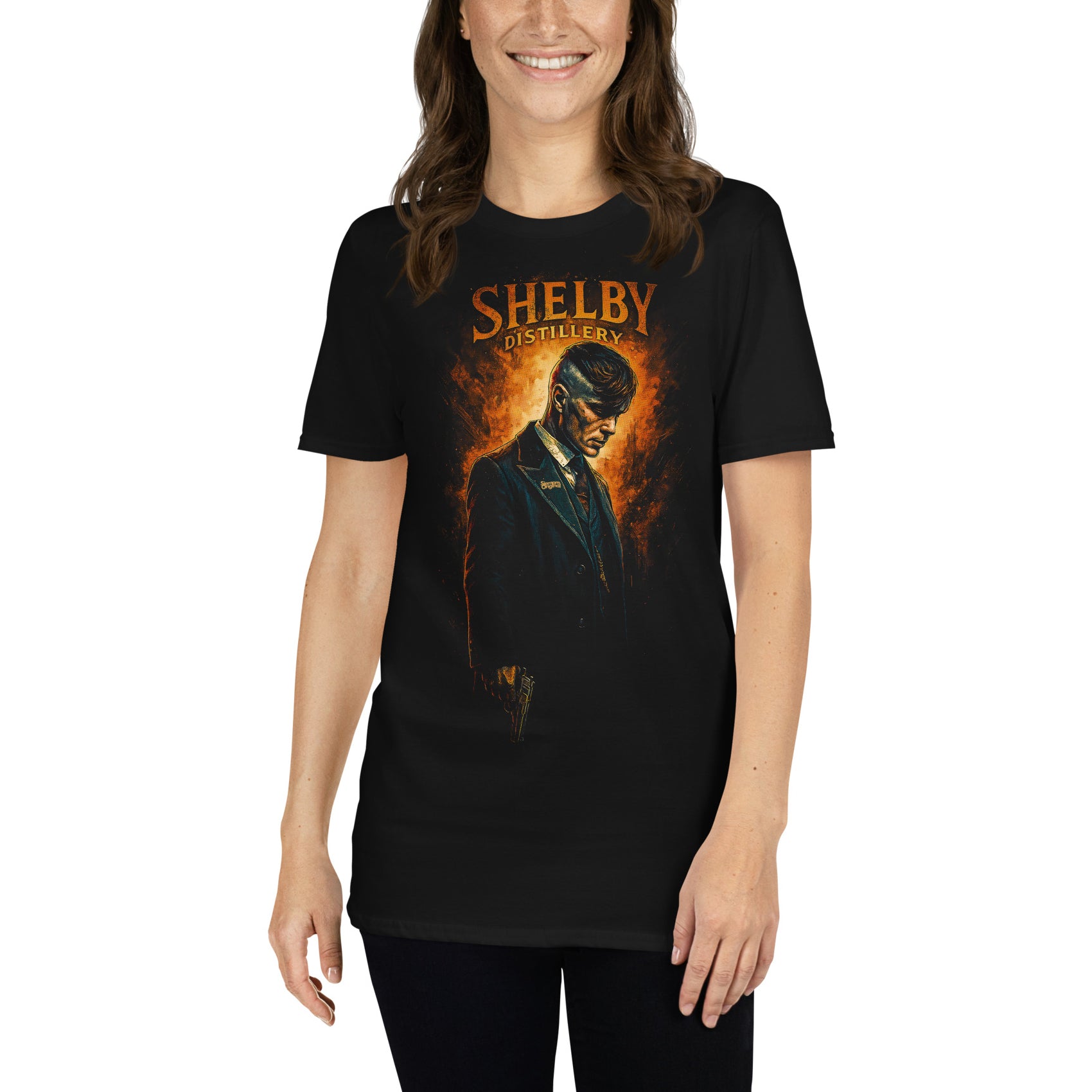 mujer con camiseta peaky blinders shelby distillery negra