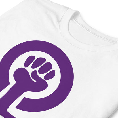 detalle de camiseta simbolo feminista puno blanca