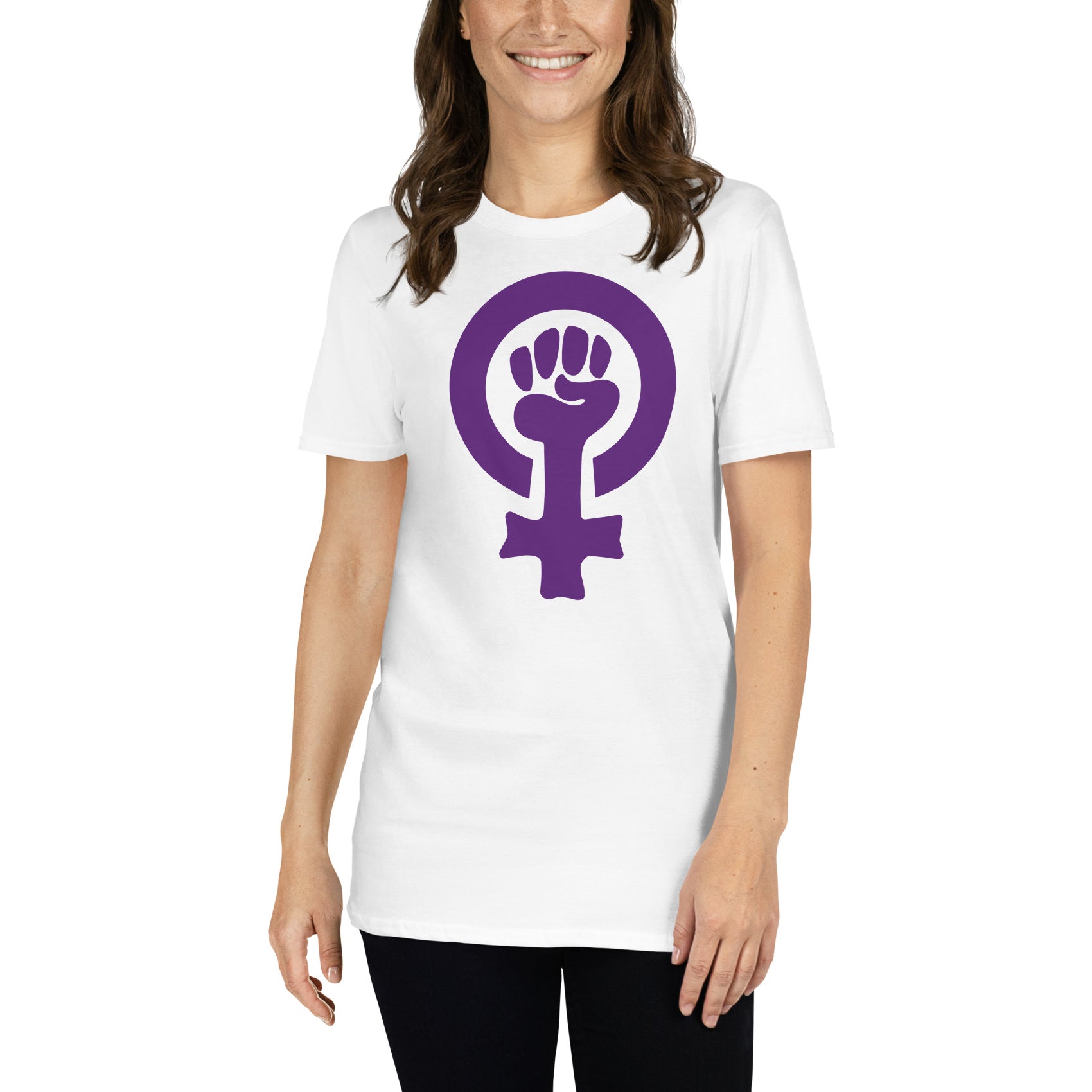 mujer con camiseta simbolo feminista puno blanca