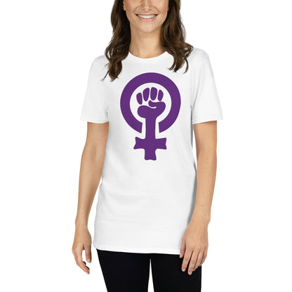mujer con camiseta simbolo feminista puno blanca