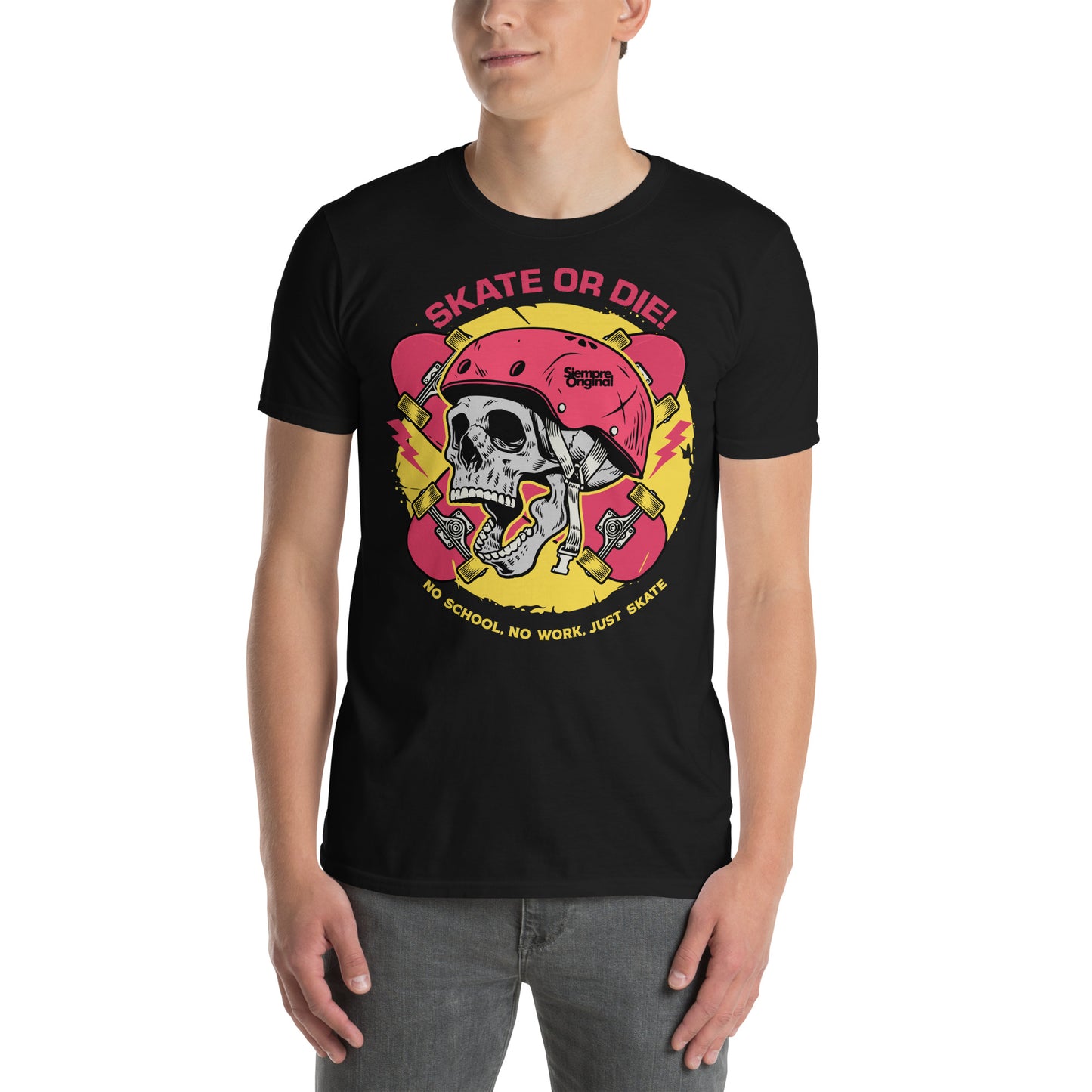 hombre con camiseta skate or die siempre original urban en color negro