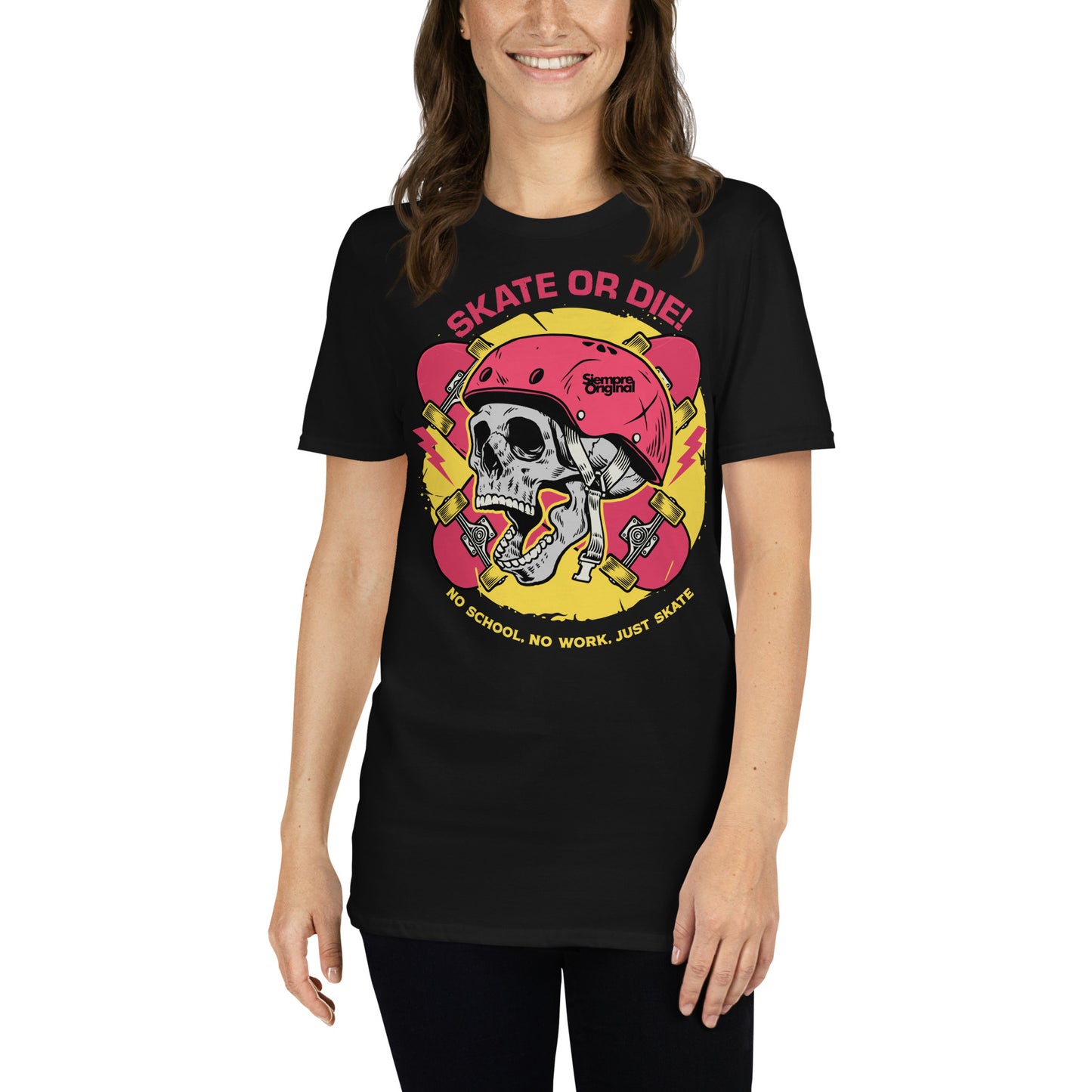 mujer con camiseta skate or die siempre original urban en color negro