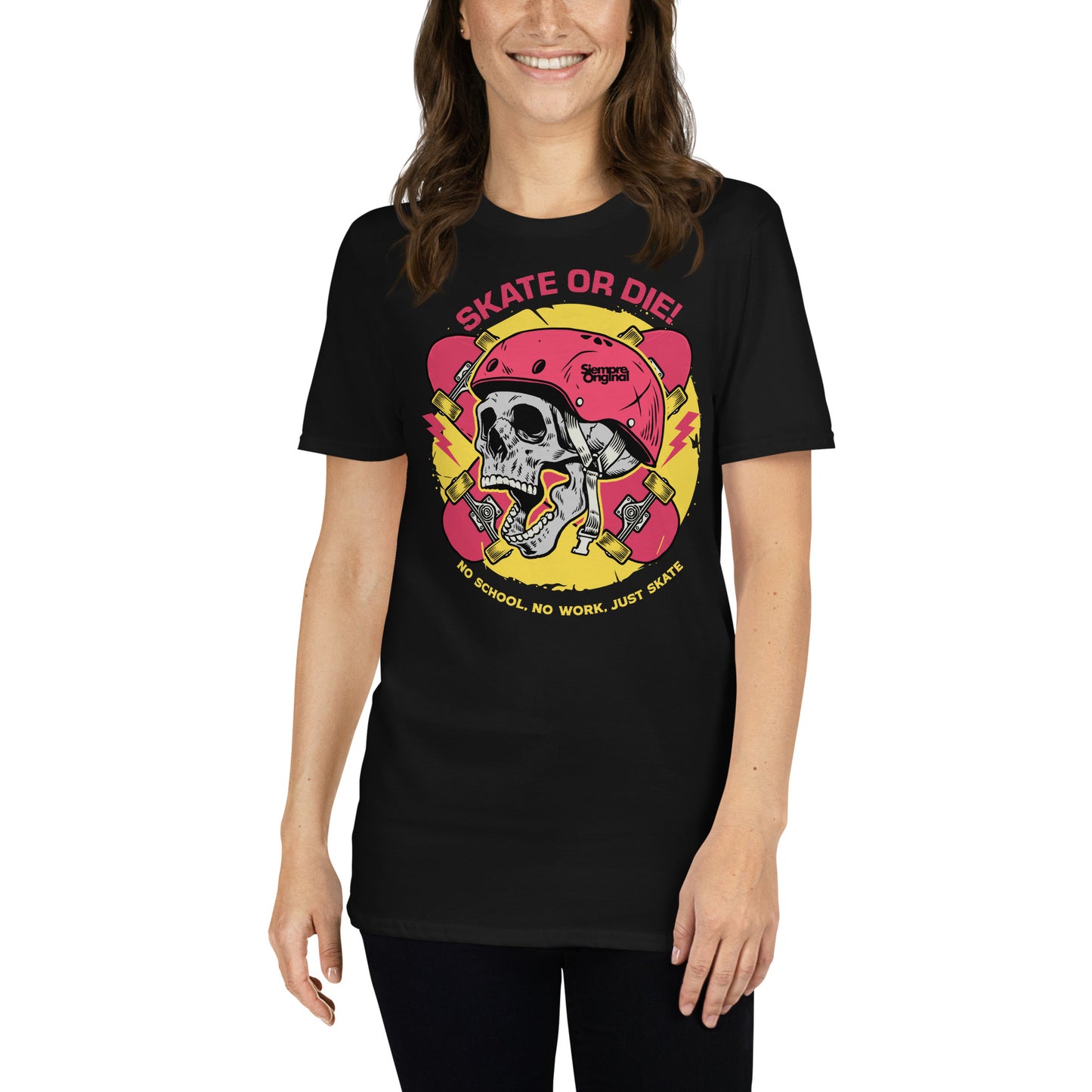 mujer con camiseta skate or die urban negra