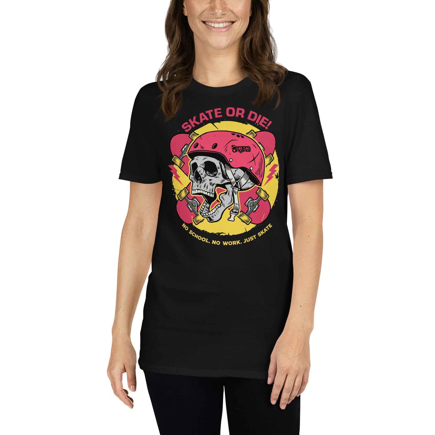 mujer con camiseta skate or die urban negra
