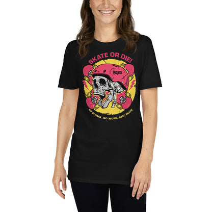 mujer con camiseta skate or die urban negra