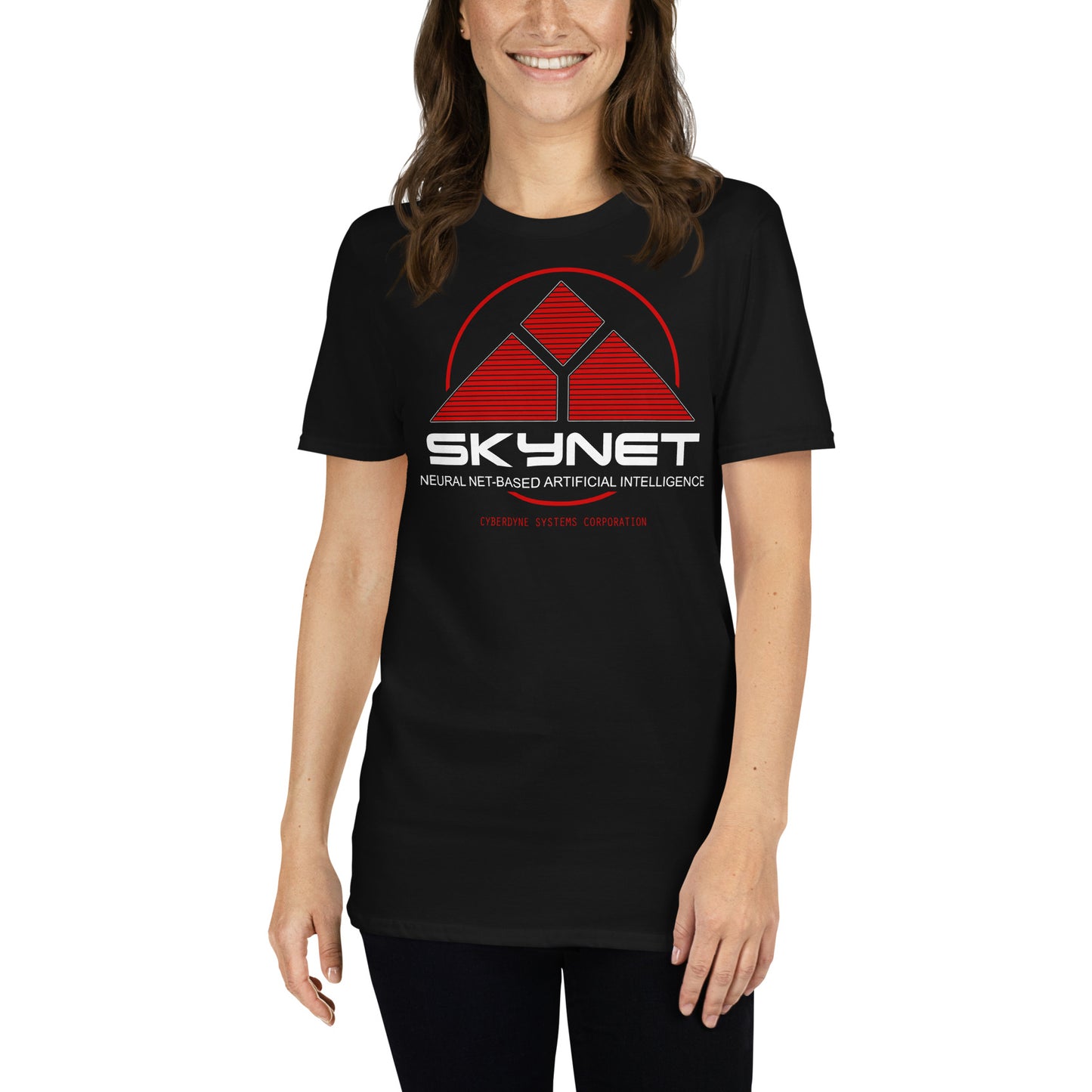mujer con camiseta skynet terminator ia negra