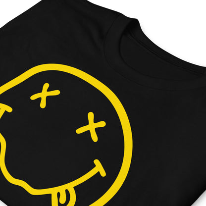 detalle de camiseta smiley grunge 90s negra