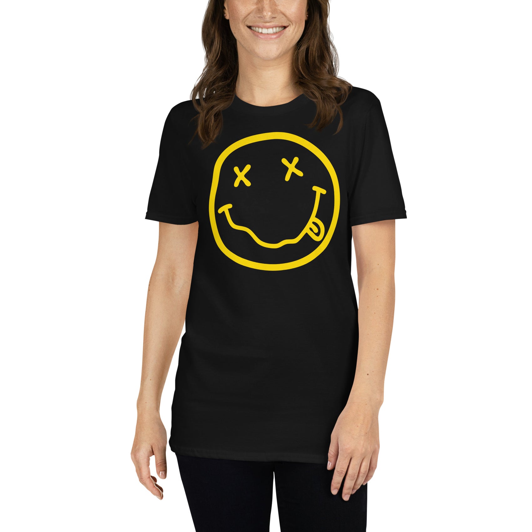 mujer con camiseta smiley grunge 90s negra
