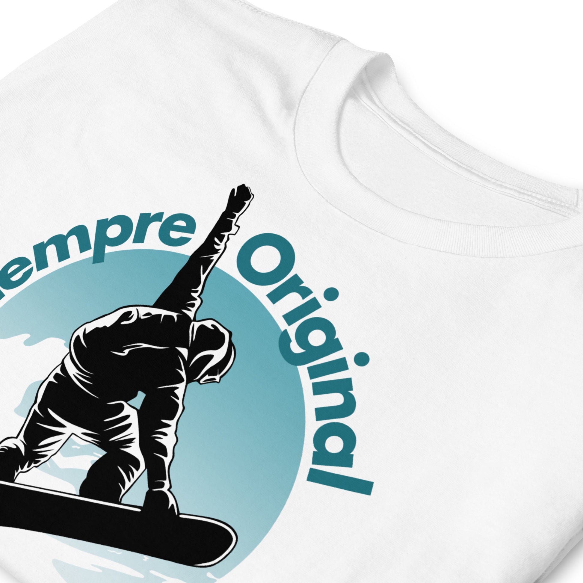 detalle de camiseta snowboard salto blanca