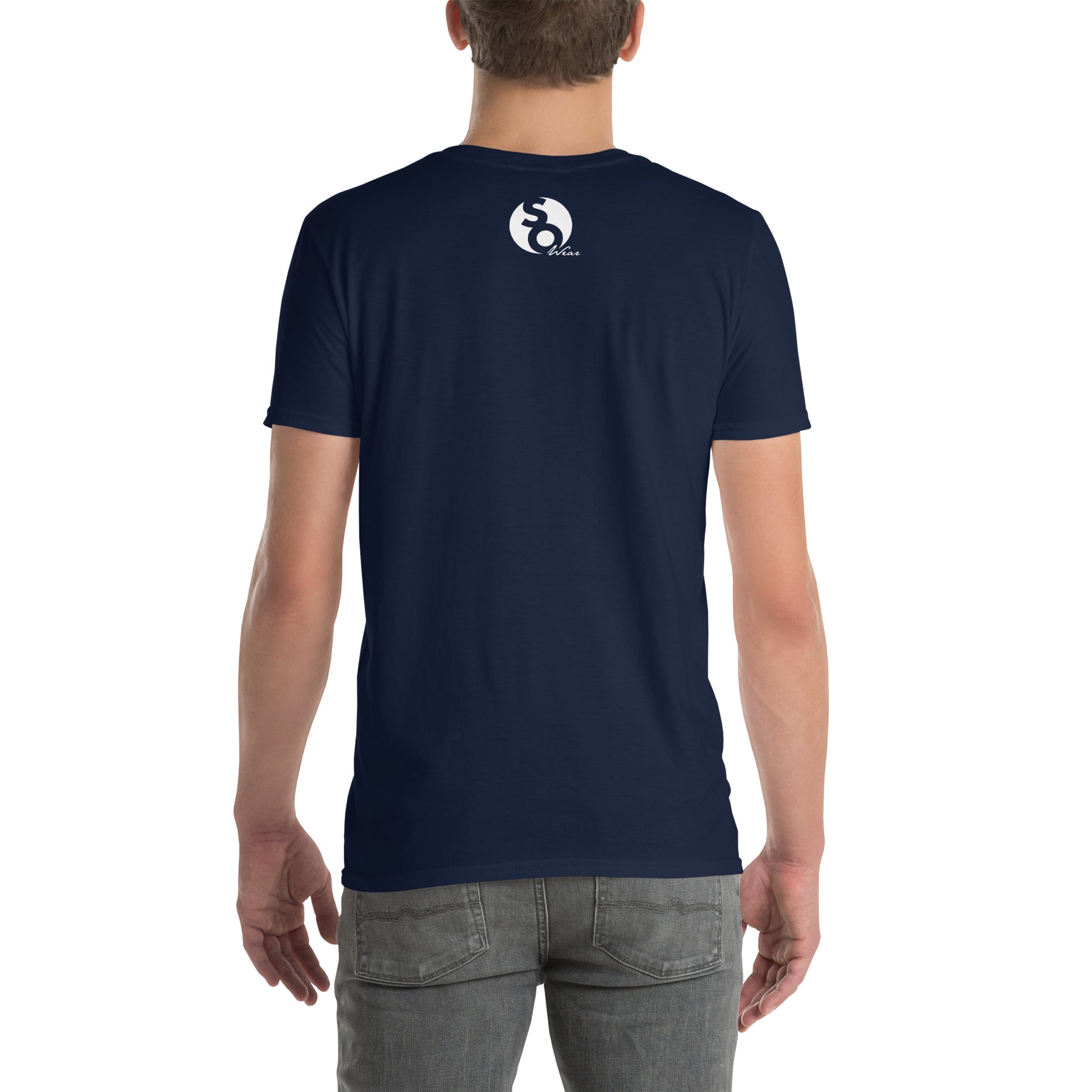 hombre con camiseta logo so wear en espalda azul marino