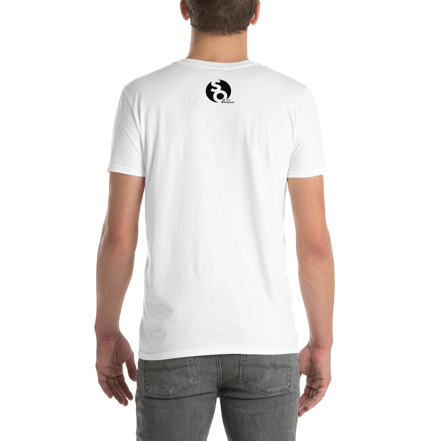 hombre con camiseta logo so wear en espalda blanca
