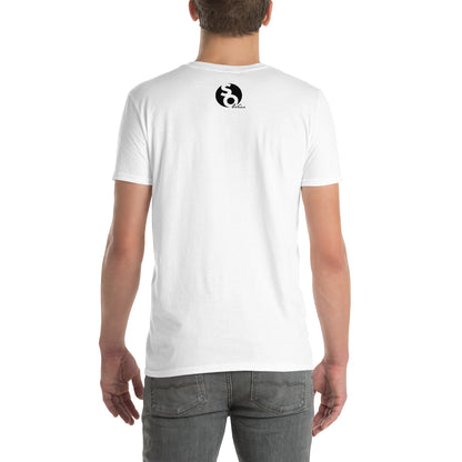 hombre con camiseta logo so wear en espalda blanca