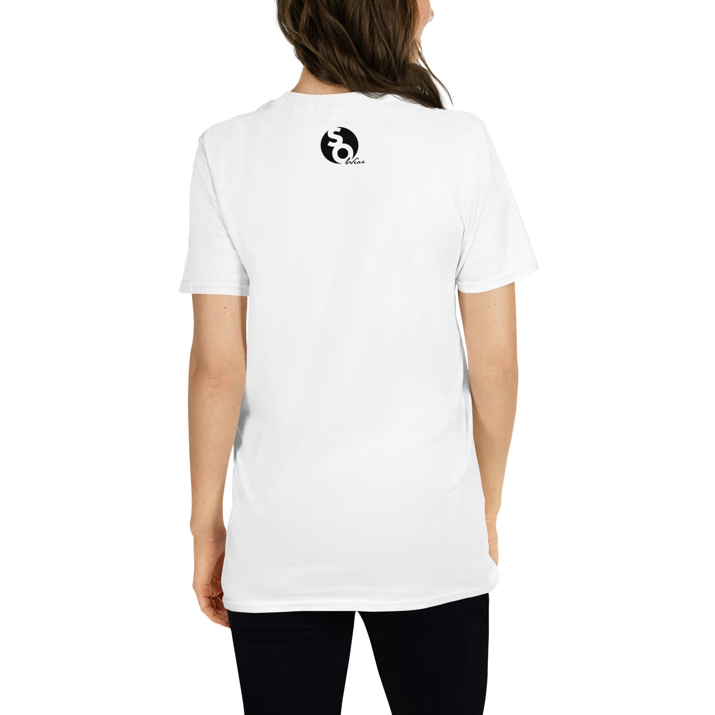 mujer con camiseta logo so wear en espalda blanca