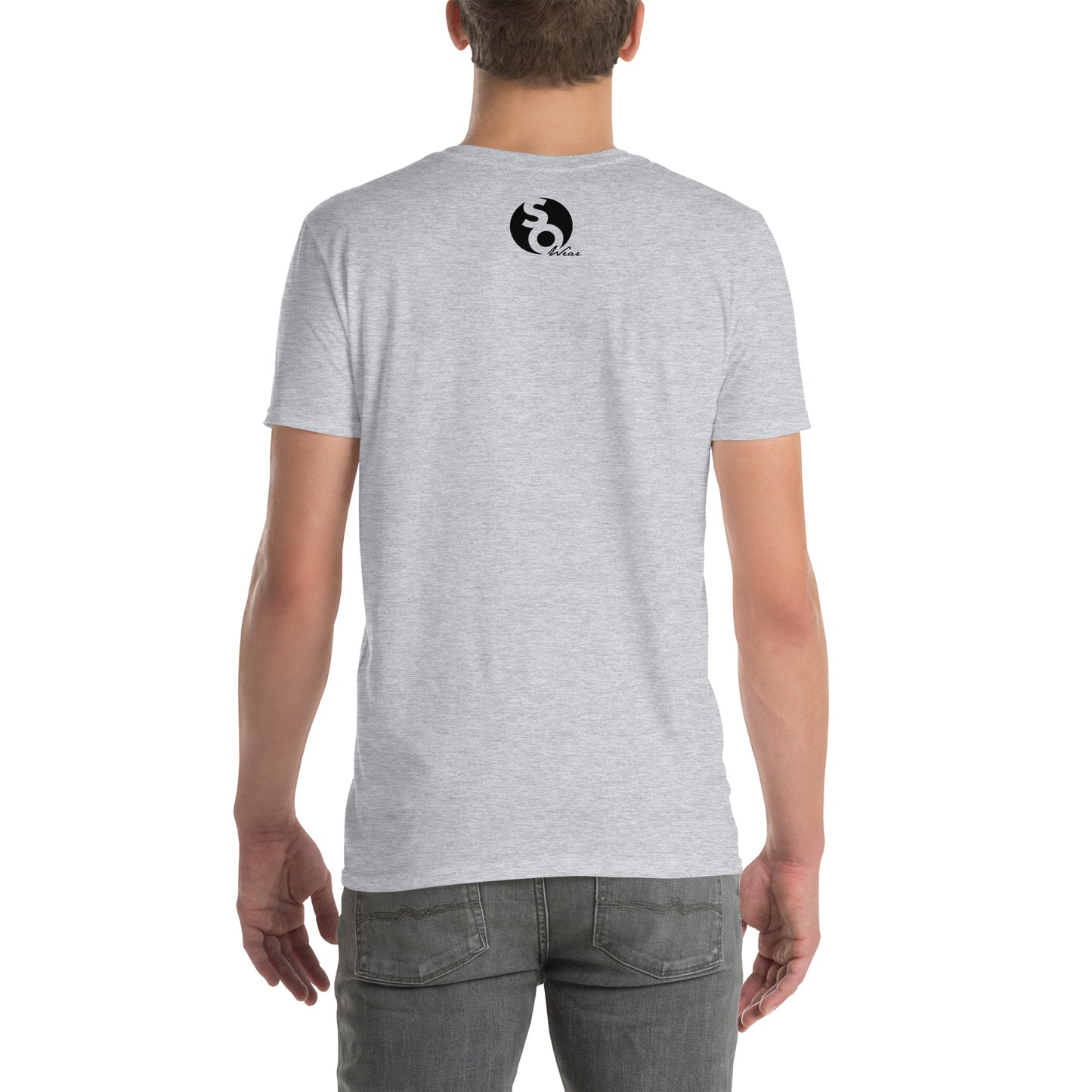 hombre con camiseta logo so wear en espalda gris
