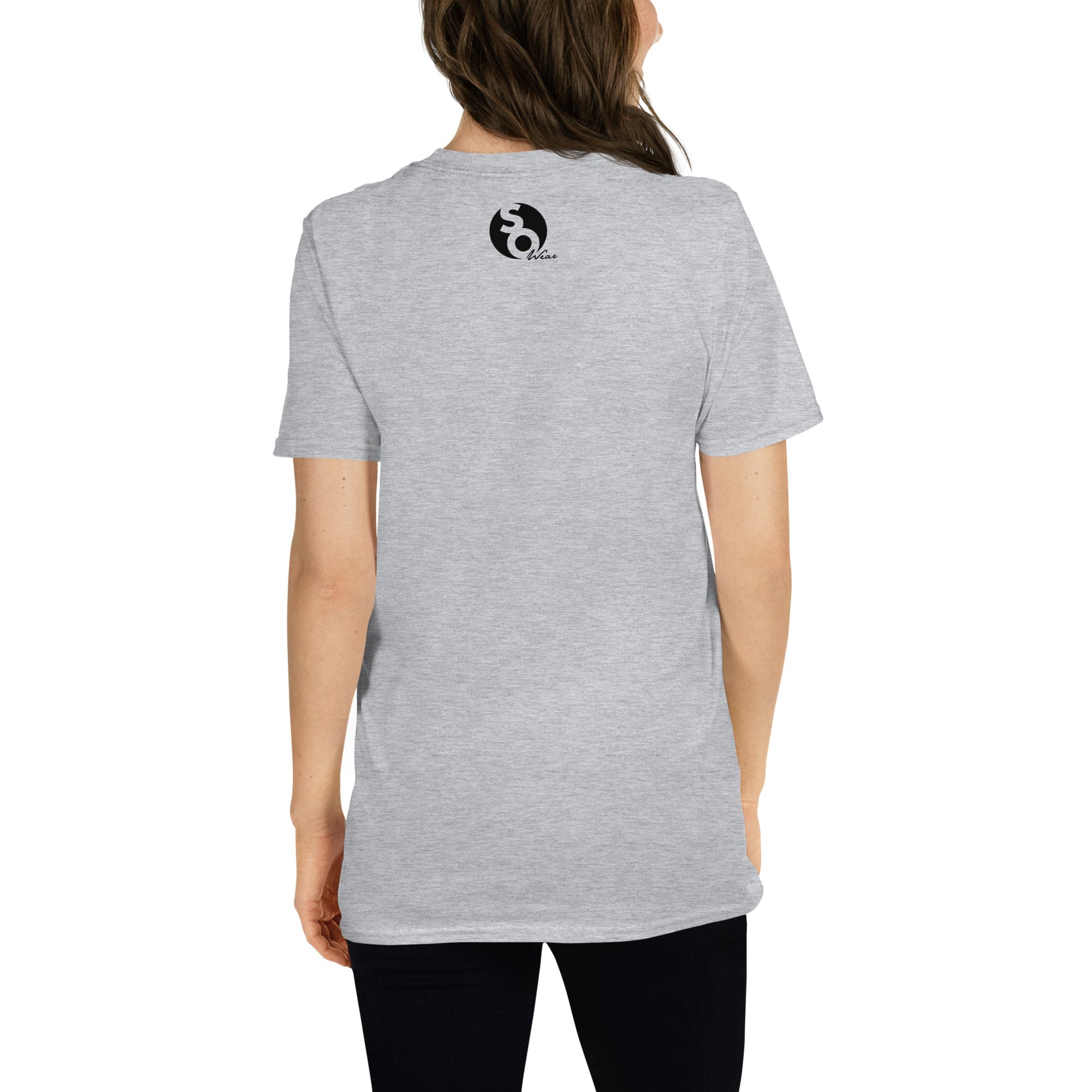 mujer con camiseta logo so wear en espalda gris
