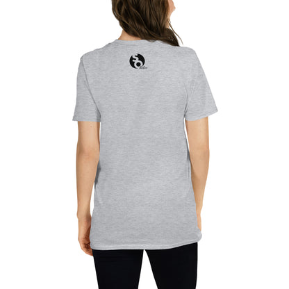 mujer con camiseta logo so wear en espalda gris