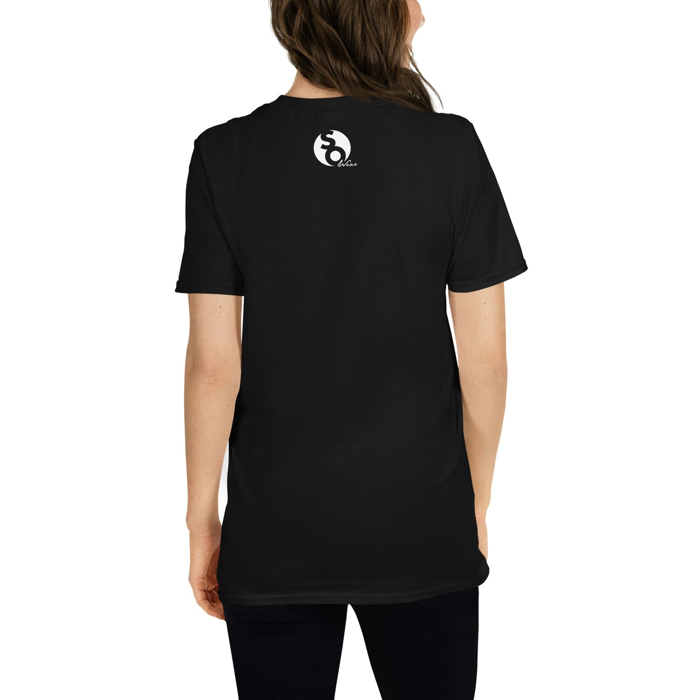 mujer con camiseta logo so wear en espalda negra