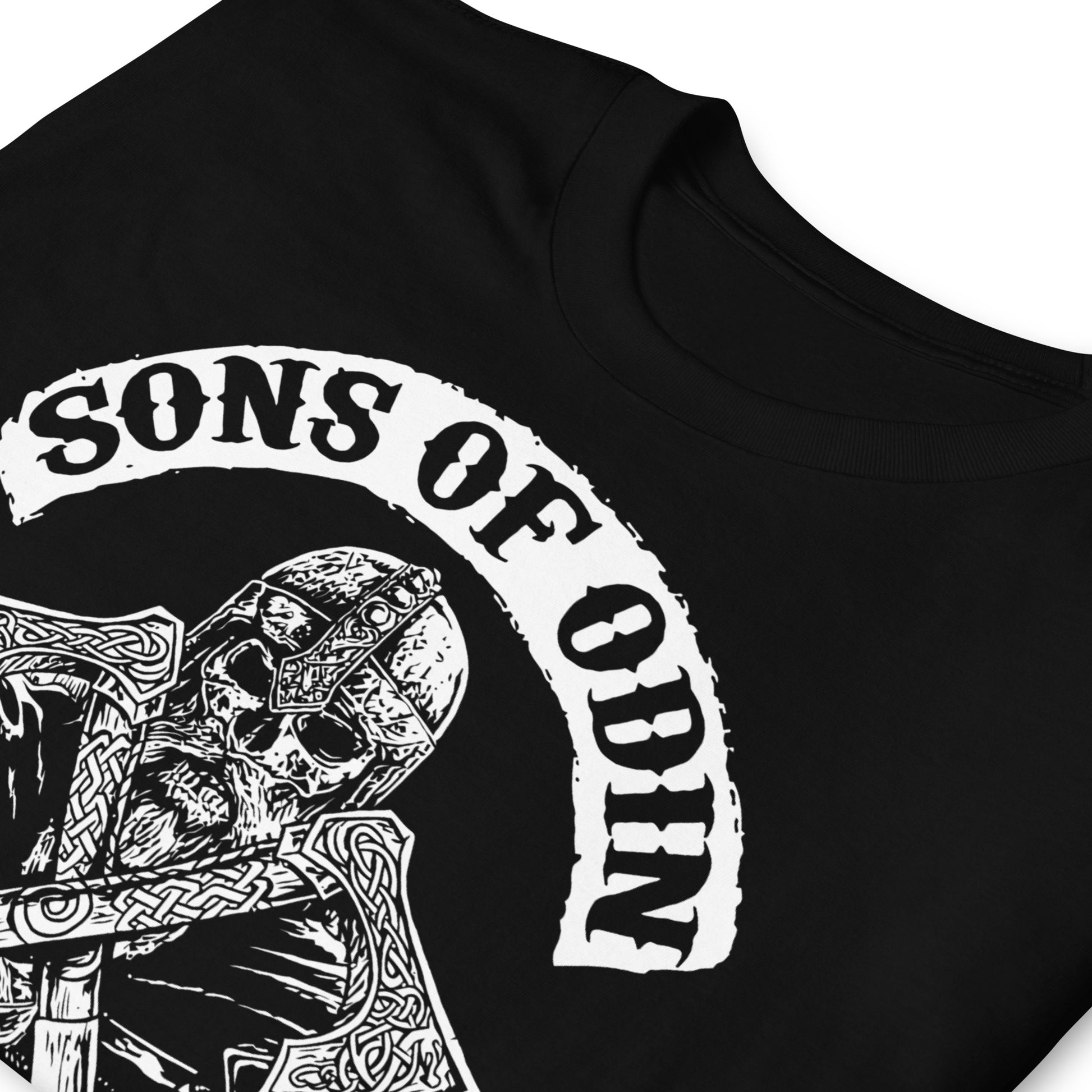 detalle de camiseta sons of odin valhalla vikingo negra
