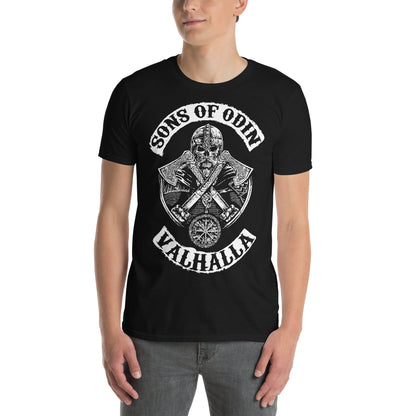 hombre con camiseta sons of odin valhalla vikingo negra