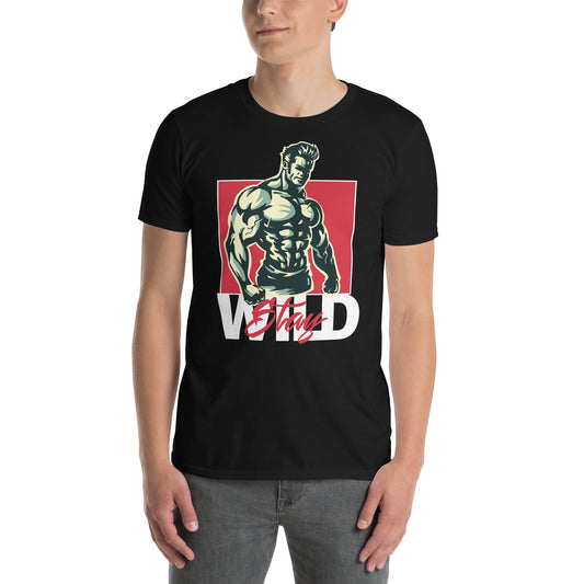 hombre con camiseta stay wild gym gimnasio fitness en color negro