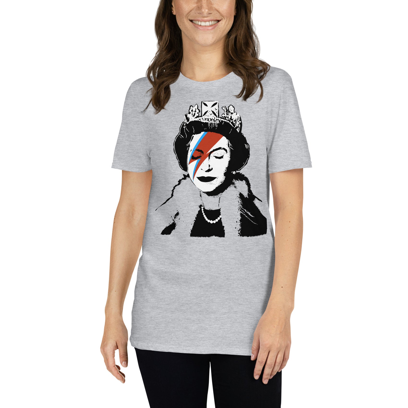mujer con camiseta still sane banksy isabel bowie gris