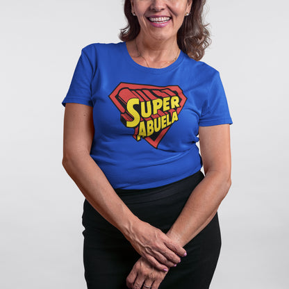 mujer con camiseta super abuela azul royal