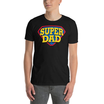 hombre con camiseta super dad papa negra
