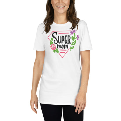 mujer con camiseta super mom flores blanca