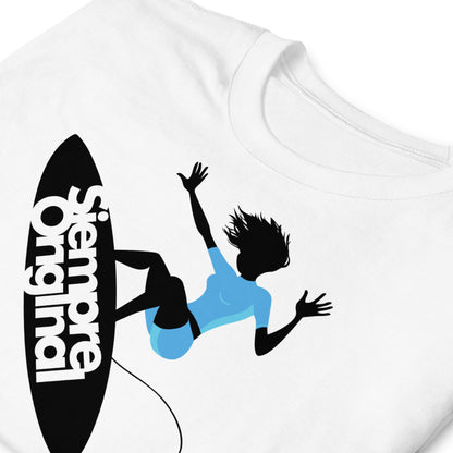 detalle de camiseta surf mujer tabla blanca