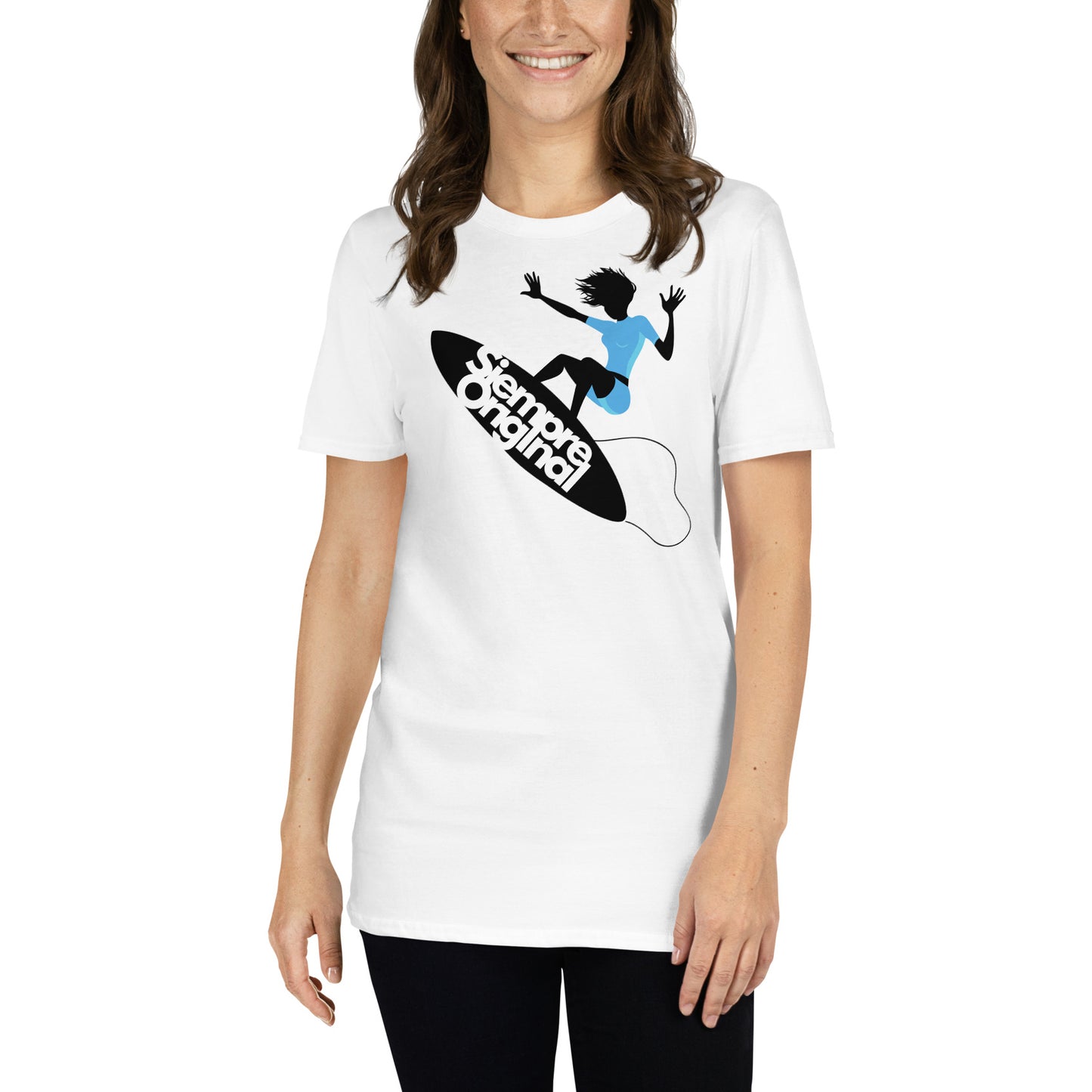 mujer con camiseta surf mujer tabla blanca