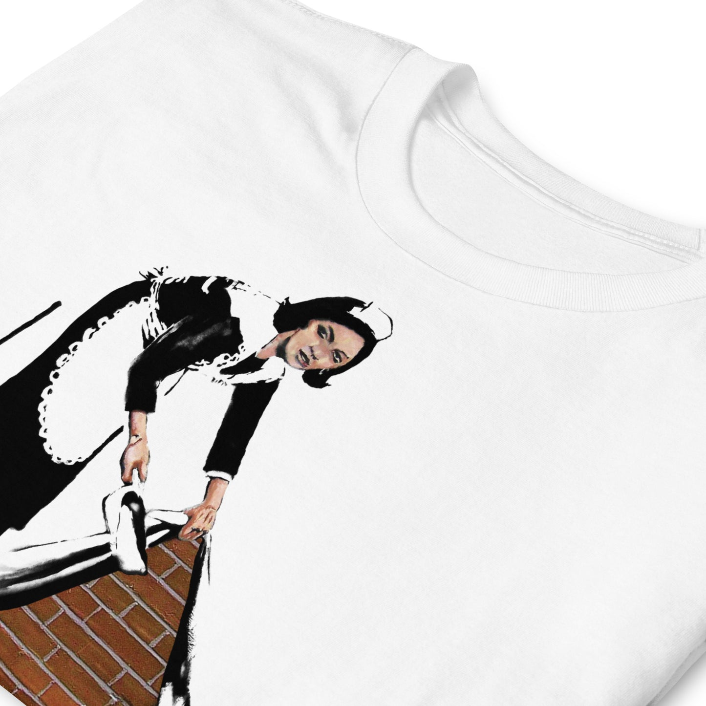 detalle de camiseta sweep it under the carpet banksy blanca