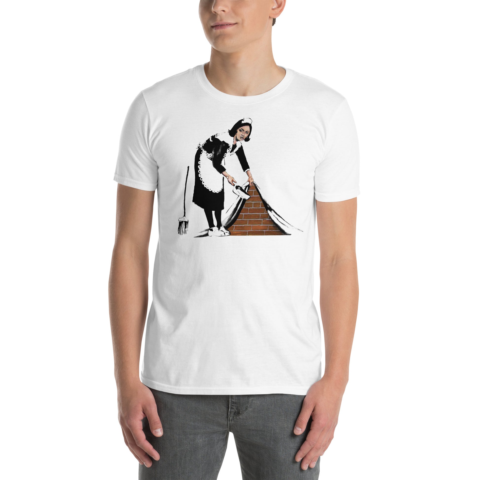 hombre con camiseta sweep it under the carpet banksy blanca