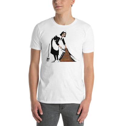 hombre con camiseta sweep it under the carpet banksy blanca