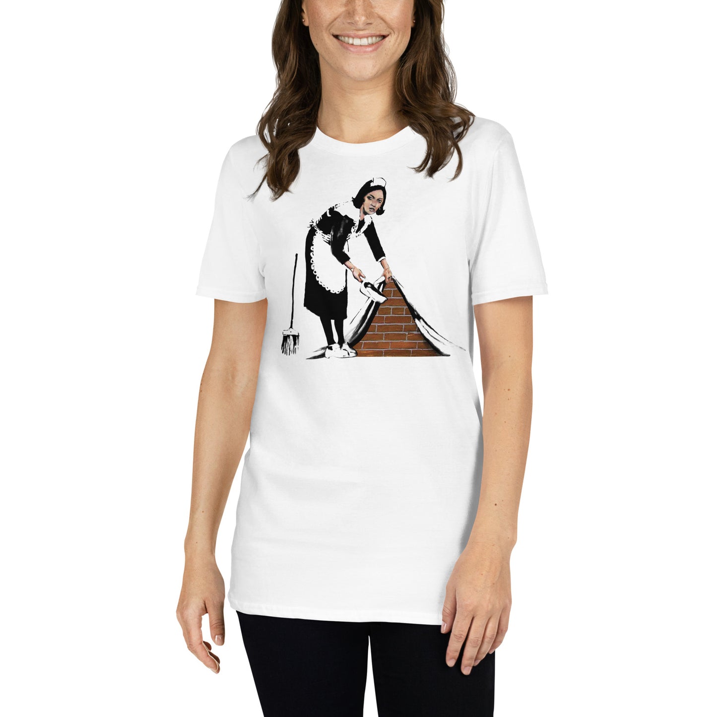mujer con camiseta sweep it under the carpet banksy blanca