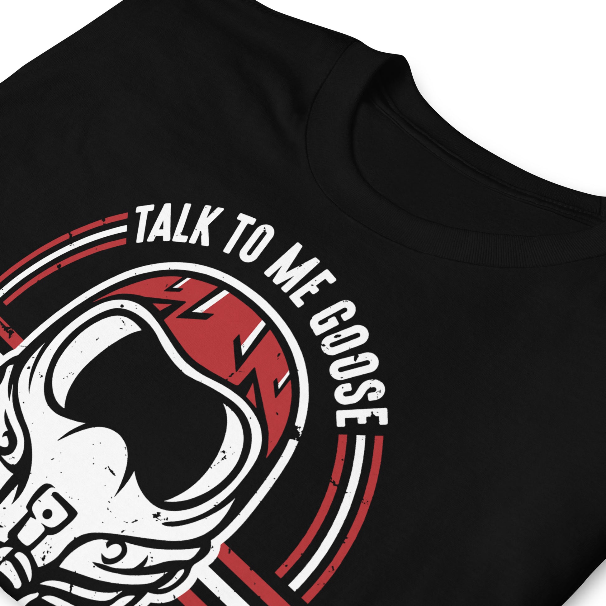 detalle de camiseta talk to me goose top gun en color negro