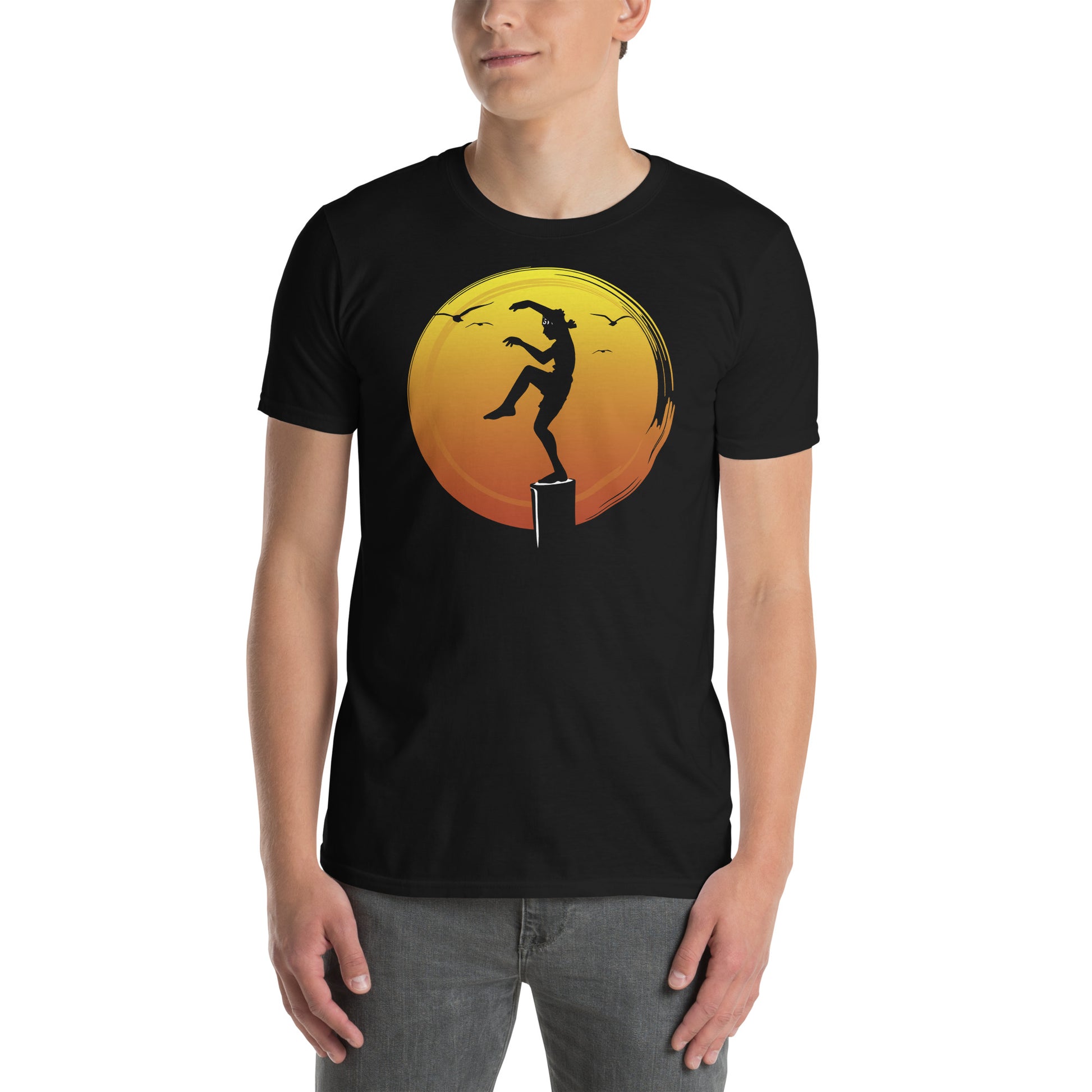 hombre con camiseta tecnica grulla karate kid negra