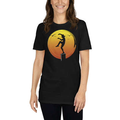 mujer con camiseta tecnica grulla karate retro negra
