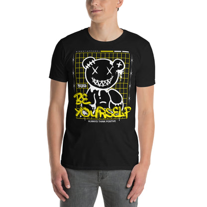 hombre con camiseta teddy bear be yourself negra