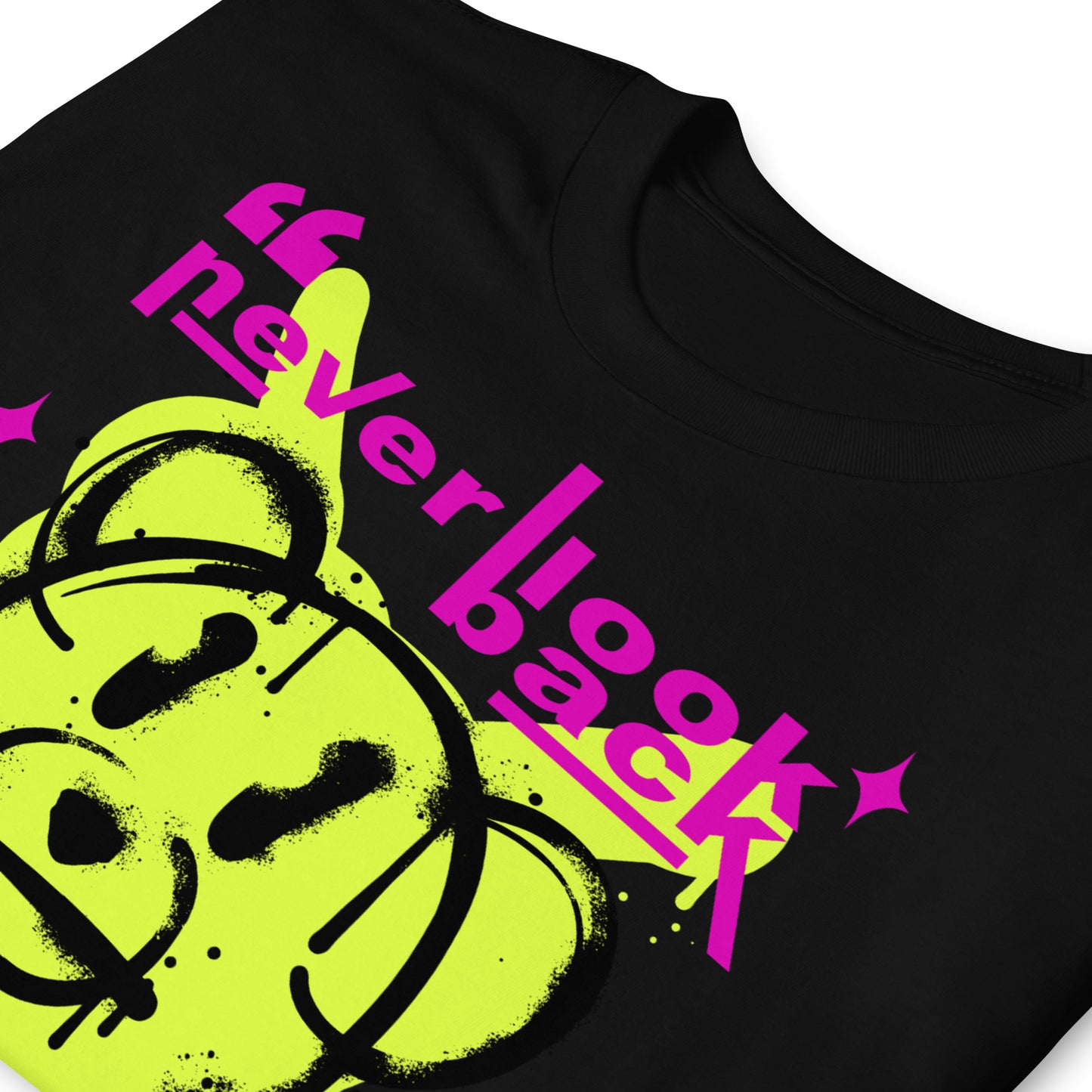 detalle de camiseta teddy bear graffiti negra