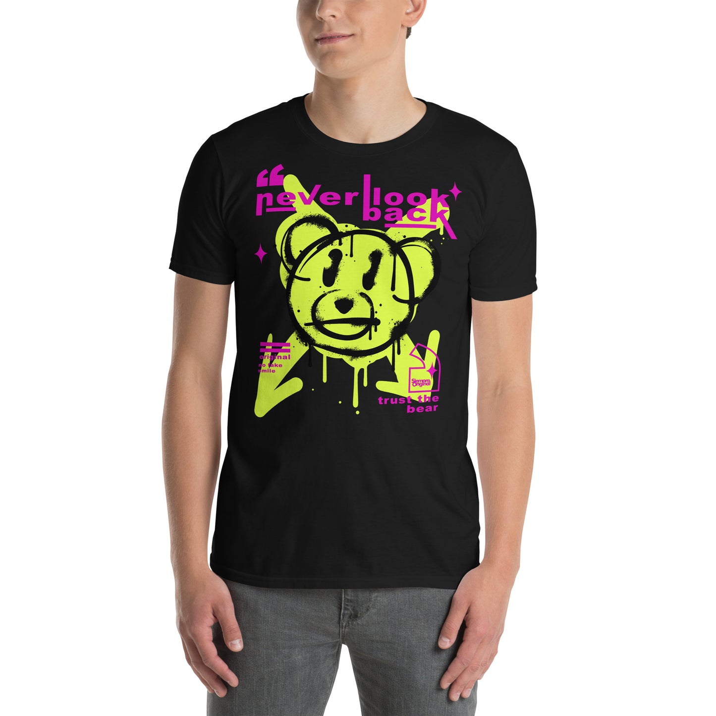 hombre con camiseta teddy bear graffiti negra