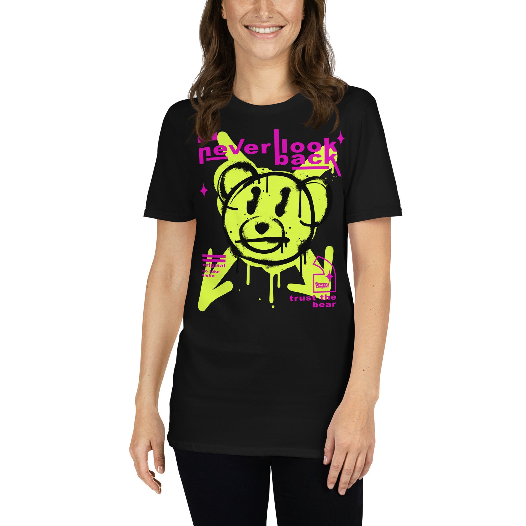 mujer con camiseta teddy bear graffiti negra