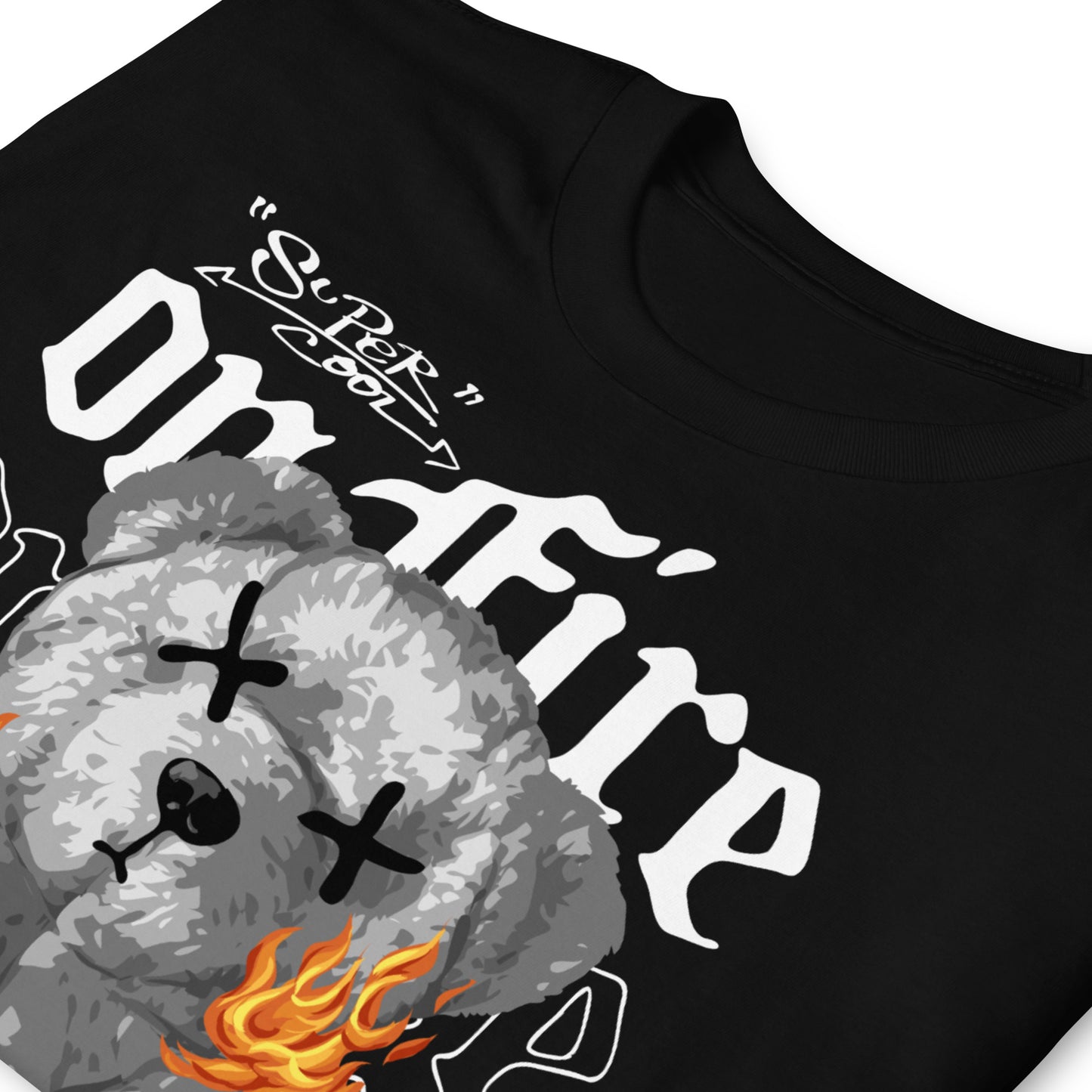 detalle de camiseta teddy bear on fire negra