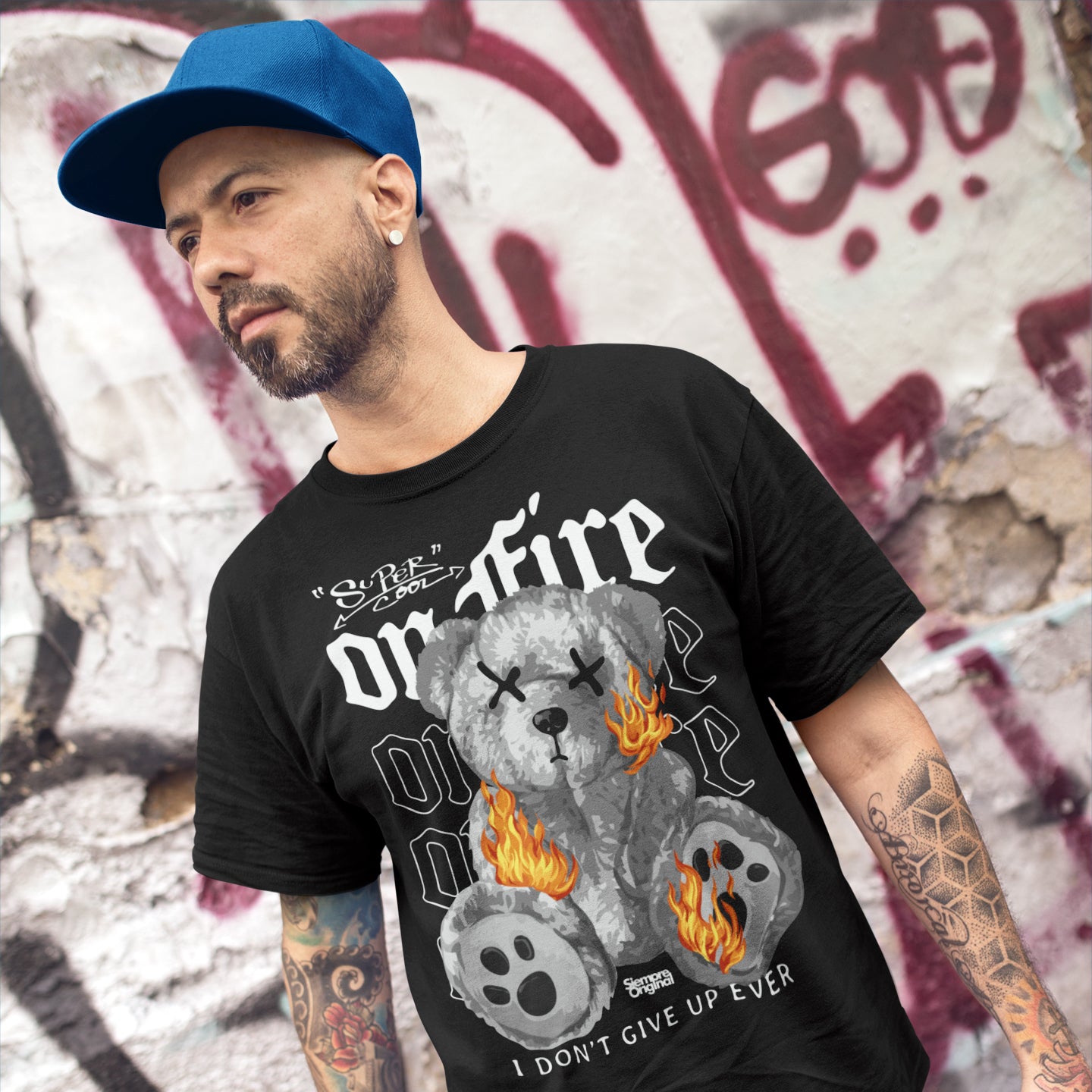 hombre con camiseta teddy bear on fire negra