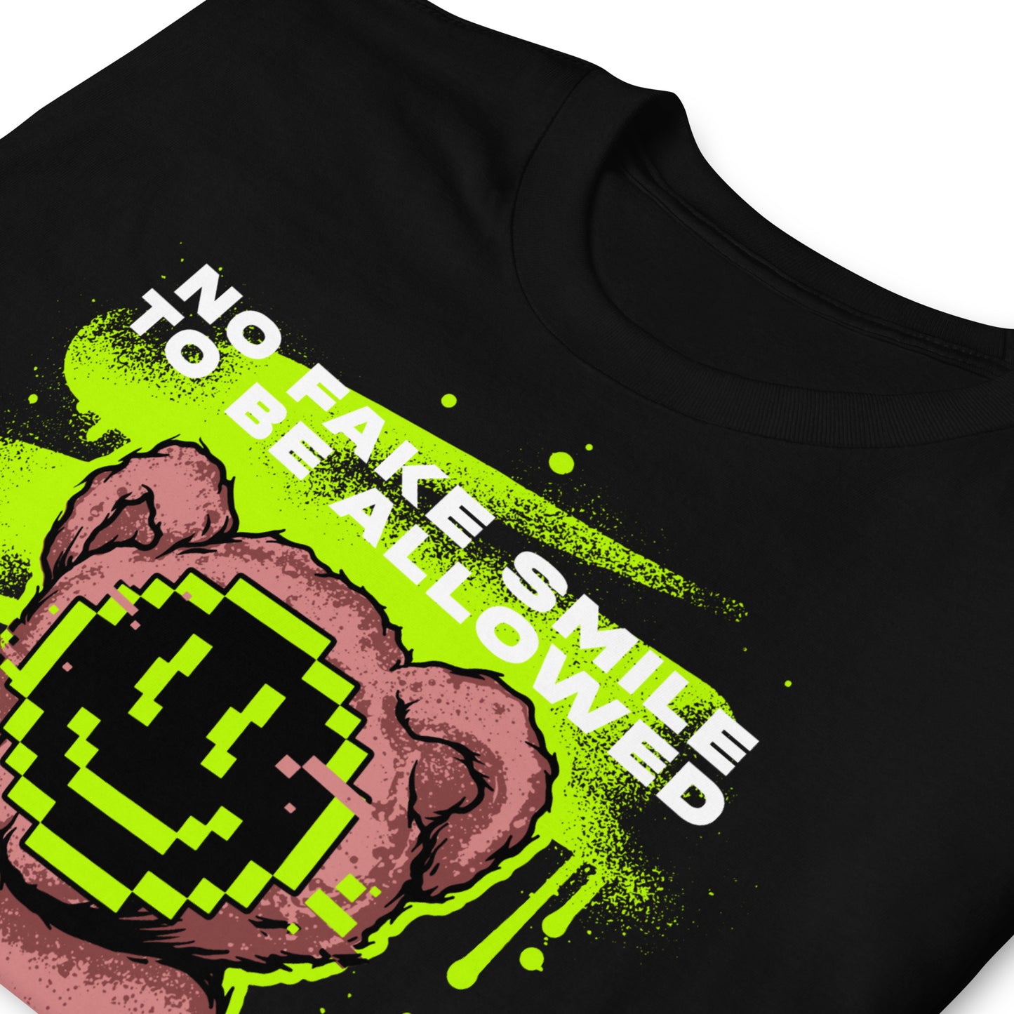 detalle de camiseta teddy bear pixel art negra