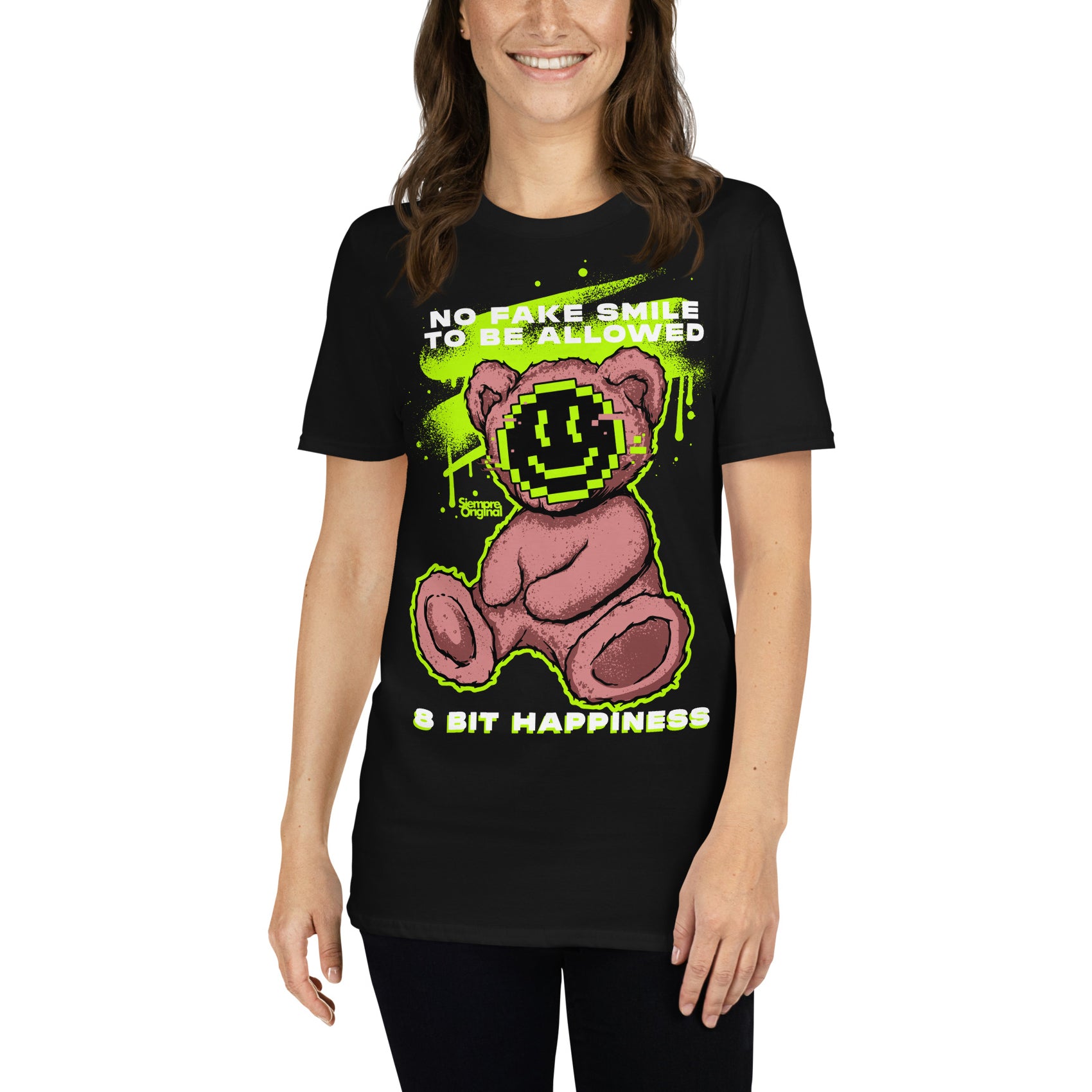 mujer con camiseta teddy bear pixel art negra